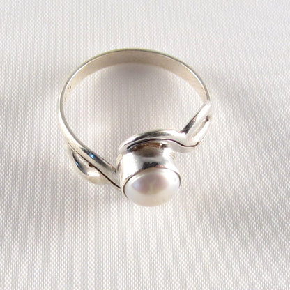 PR-113C     Mother of Pearl stone Ring