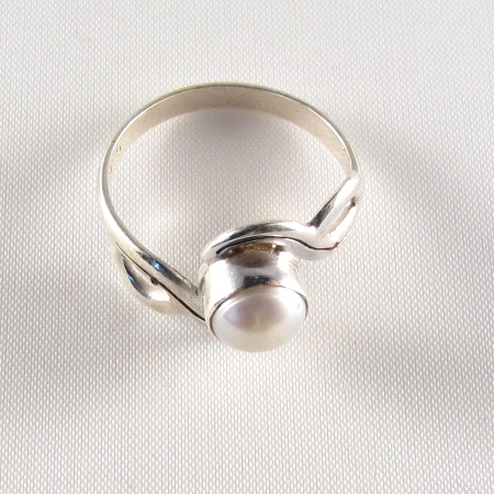 PR-113C Mother of Pearl stone Ring